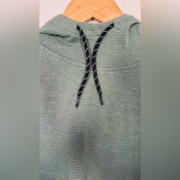 Old Navy Dynamic Fleece Pullover - Picture 3 of 5